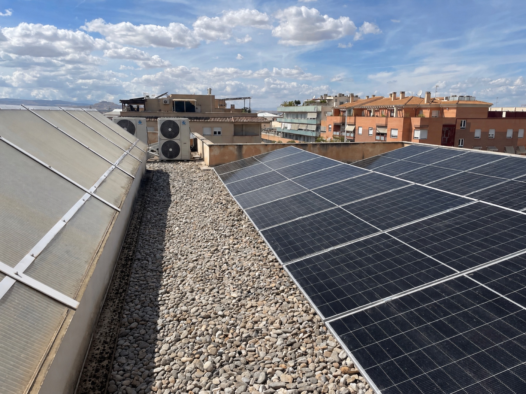 Cubierta limpia con paneles solares y equipos de climatización